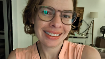 Professora da Ufal concorre a prêmio do TikTok com romance LGBT