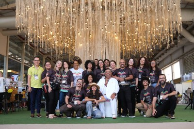 Eraldo Ferraz com a equipe de produtores na Bienal
