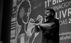 Bate-papo com Sueli Carneiro teve participação de intérprete de Libras