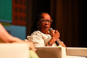 Sueli Carneiro é ovacionada durante palestra no Teatro Gustavo Leite