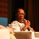 Sueli Carneiro é ovacionada durante palestra no Teatro Gustavo Leite