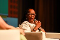 Sueli Carneiro é ovacionada durante palestra no Teatro Gustavo Leite