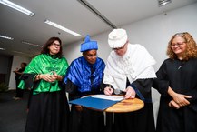 Outorga de título ao professor Zezito Araújo