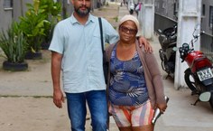 Professor Leonardo Leal com moradora da comunidade