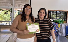 A assessora Técnica dos Correios, Sandra Gomes, e a jornalista da Ascom Ufal, Márcia Alencar, na entrega dos presentes