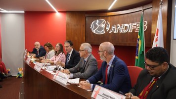 Em reunião do Pleno, reitores e reitoras recebem ministro da Educação