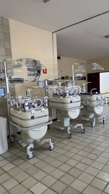 Foram adquiridas três incubadoras, que buscam evitar manuseios em neonatos prematuros