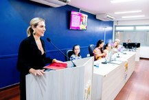 Professora Juliana Theodoro em seu pronunciamento na sessão da Câmara de Vereadores