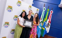 Professora Viviane Costa, representando a gestão da Ufal, com a homenageada, professora Juliana Theodoro, e a vereadora Teca Nelma