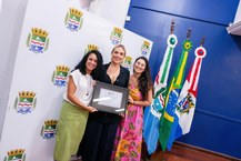 Professora Viviane Costa, representando a gestão da Ufal, com a homenageada, professora Juliana Theodoro, e a vereadora Teca Nelma