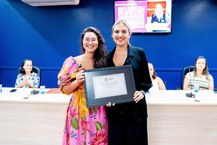 Vereadora Teca Nelma, proponente do título, com a homenageada Juliana Theodoro