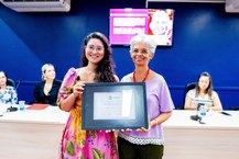 Vereadora Teca Nelma e a professora e arqueiteta Regina Dulce, que recebeu a Comenda Professor Élcio de Gusmão Verçosa
