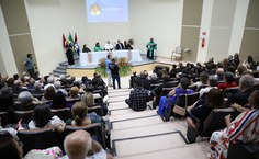 Cerimônia no auditório da Reitoria com a presença de reitores honorários, comunidade acadêmica, representantes da sociedade civil, amigos e familiares