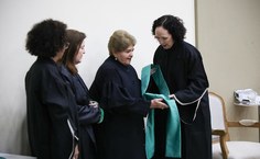 Cerimônia segue no ritual acadêmico