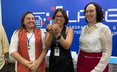 Rosaline Mota, Simoneide Araújo e Elaine Pimentel no momento da entrega do chipe com todo acervo da Ascom digitalizado