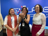 Rosaline Mota, Simoneide Araújo e Elaine Pimentel no momento da entrega do chipe com todo acervo da Ascom digitalizado
