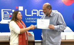 Rosaline Mota entrega certificado ao reitor Tonholo em agradecimento por todo apoio ao Laged ao longo do último ano