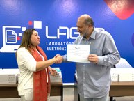 Rosaline Mota entrega certificado ao reitor Tonholo em agradecimento por todo apoio ao Laged ao longo do último ano