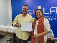 Fábio Guedes recebeu certificado do Laged em agradecimento pelo apoio dado ao laboratório por meio de investimentos da Fapeal