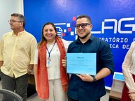 Entrega de certificado a Victor Tenório