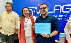 Entrega de certificado a Victor Tenório