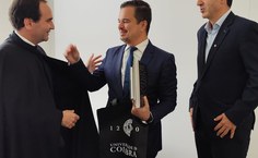 O documento, entregue ao vice-reitor Nuno Calvão, prevê intercâmbio de servidores e estudantes e organização de eventos conjuntos
