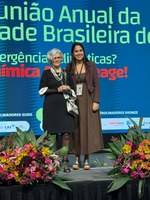 Professora Marília Goulart é homenageada com prêmio pela SBQ