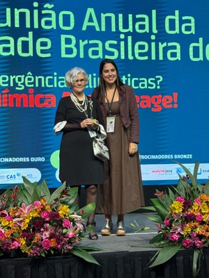 Professora Marília Goulart é homenageada com prêmio concedido pela SBQ Professora Marília Goulart é homenageada com prêmio concedido pela SBQ