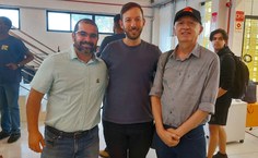 Guilherme Lichand (ao centro) e o Niraldo de Farias (à direita)