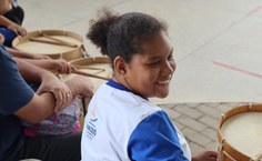 Aluna paticipante da oficina de percussão