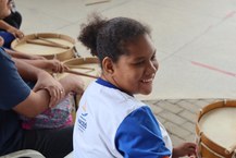 Aluna paticipante da oficina de percussão