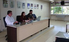 Emanuelle Rodrigues, presidente da Comissão, conduziu a reunião na Sala dos Conselhos Superiores