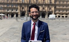 Lucas Mesquita na Plaza Mayor de Salamanca, após a defesa da tese (2023)