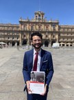 Lucas Mesquita na Plaza Mayor de Salamanca, após a defesa da tese (2023)