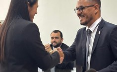 Professor Thiago Trindade, recebendo a homenagem