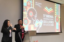 Atuação do intérprete de libras no café de lançamento da Bienal do Livro de Alagoas , em agosto