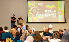 Atuação do intérprete de libras no café de lançamento da Bienal do Livro de Alagoas , em agosto