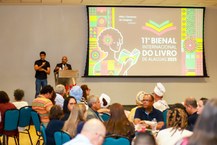 Atuação do intérprete de libras no café de lançamento da Bienal do Livro de Alagoas , em agosto