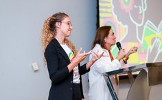 Atuação do intérprete de libras no café de lançamento da Bienal do Livro de Alagoas , em agosto