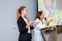 Atuação do intérprete de libras no café de lançamento da Bienal do Livro de Alagoas , em agosto