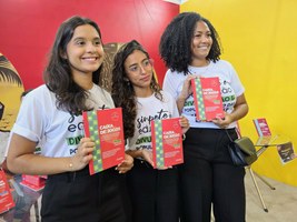 Sinpete realiza entrega da coleção de livros aos parceiros