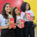 Sinpete realiza entrega da coleção de livros aos parceiros