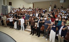 Novos servdores fazem o juramento durante a cerimônia de posse