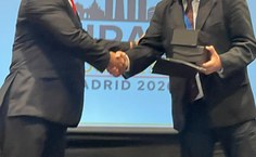 Cumprimento ao professor Carlos Peruzzo, professor da Universidad de la Republica, sediada em Montevideo (Uruguai)
