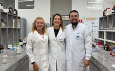 Equipe do Laboratório de Bioenergética: Professora Ana Catharina (ao centro) com os professores Tatiane e Edeildo.
