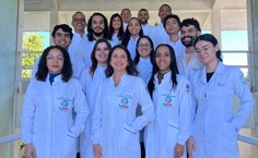 Professora Thais Fraga (em primeiro plano, a 2ª da esquerda para a direita), com a equipe do Lamam