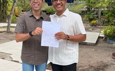 Joel Vieira com o professor Manoel Siqueira também egresso do Campus do Sertão