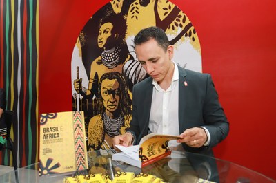Professor Gian Melo, do curso de história da Ufal, durante a Bienal do Livro de AL