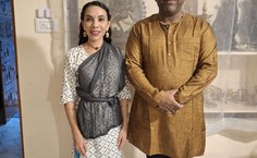 Ana Clara Oliveira com o Guru Raghunandan S. na escola Keshava Nrithya Shala/Abhivyakti Cultural Trust, na cidade de Bangalore, Índia.