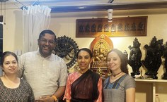 Guru Raghunandan e sua esposa, Guru Manasi Pandya Raghunandan ao lado de Ana Clara Oliveira e sua Guru Kamalakshi Rupini Devi Dasi.